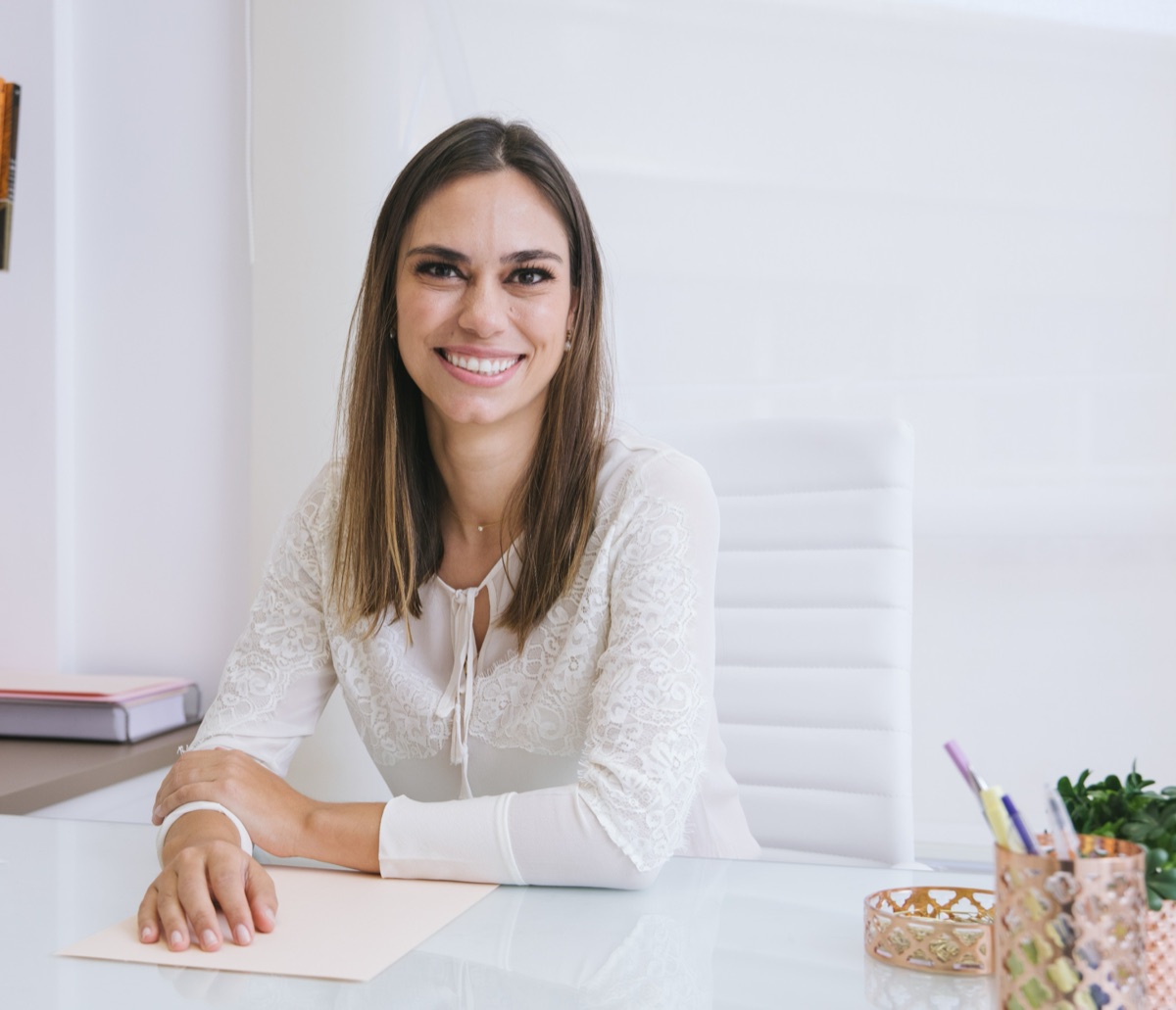 Dra. Marcela Bardin em seu consultório